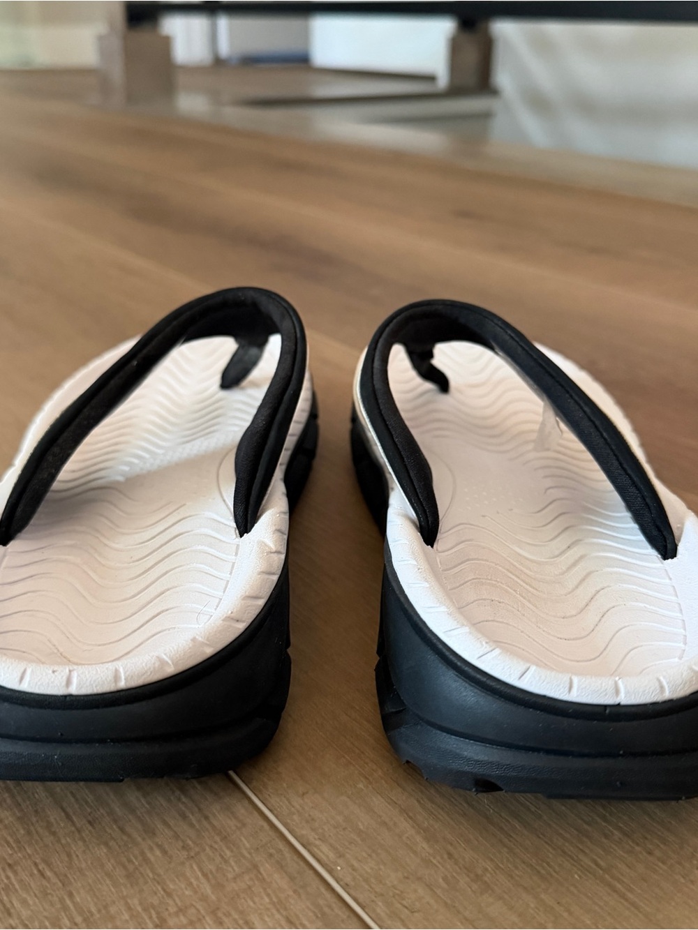 Sintetico Flip Flops Women Size 9 Black & White Beach Pool Summer - Picture 3 of 8